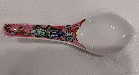 Коллекционная китайская ложка для супа. Фарфор или керамика, ручная роспись, клеймо. 12,5х4,5 см.