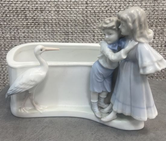 Фарфоровая кашпо-шкатулка Metzler & Ortloff Дети и цапля Германия 1927 год 18 х 14 см.