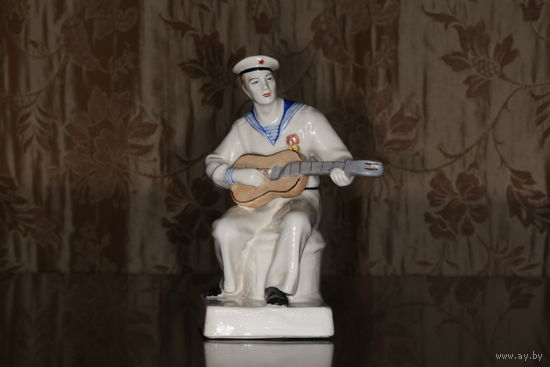 Фарфоровая статуэтка "Моряк с гитарой" Артель Керамик
