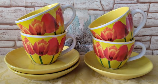 4 чашки и 3 блюдца для чаепития.