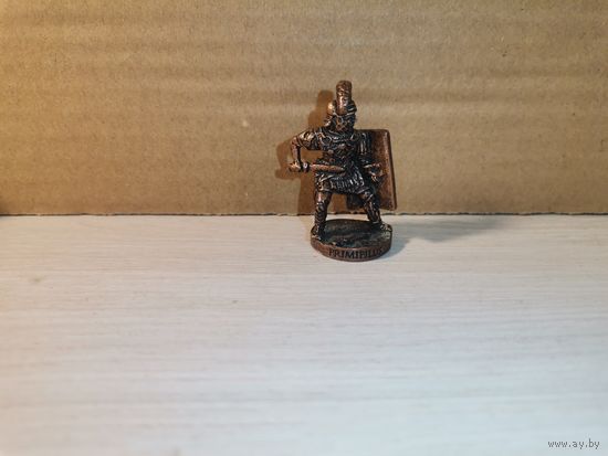 Металлический солдатик "типа киндер", высота 4 см.