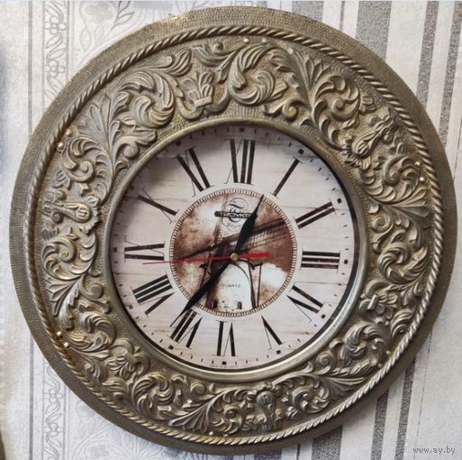Часы настенные в массивной металлической раме, 80-е годы.