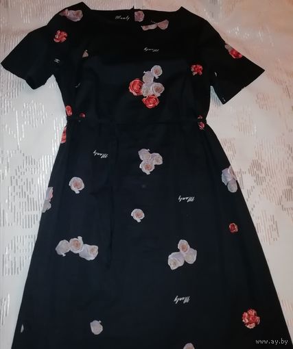 Платье из нежного хлопка, сзади на длинной молнии, расцветка в цветочек ненавязчиво, что сейчас актуально. Размер 44-46 импортного производства.