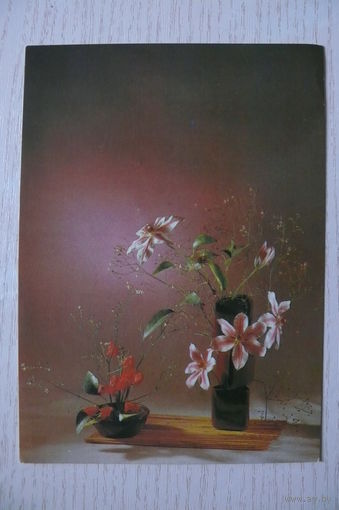 Гуков В., Калачева Е., Композиция из цветов; 1984, подписана.