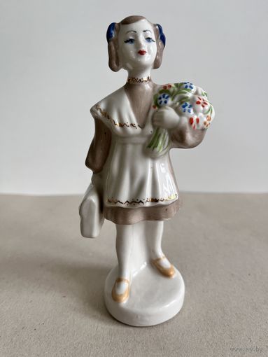 СТАТУЭТКА ФАРФОРОВАЯ " ПЕРВОКЛАССНИЦА. ДЕВОЧКА С ПОРТФЕЛЕМ И БУКЕТОМ ЦВЕТОВ ". 15*4*5 СМ. ПОЛОННОЕ. СМ.ФОТО, КЛЕЙМО И ОПИСАНИЕ.