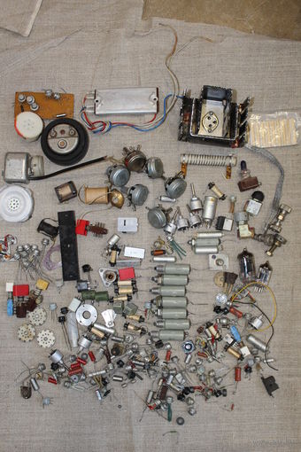 Лот радиодеталей и прочего