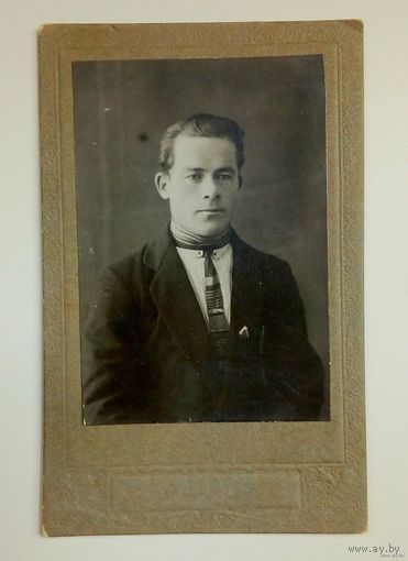 Фотография молодого человека-довоенная. Плотный картон. Отличное коллекционное состояние.