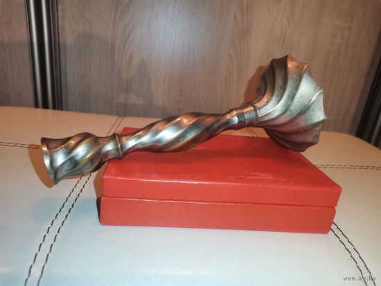 Латунный подсвечник на одну свечу в посеребрении, высота 19.5 см.