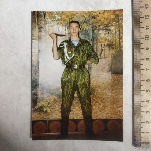 Фотография. Увлеченным униформистикой. Солдат в форме. Нарукавный знак образца 1996 г.