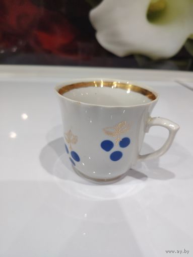 Чашка-бокальчик с голубыми ягодами.