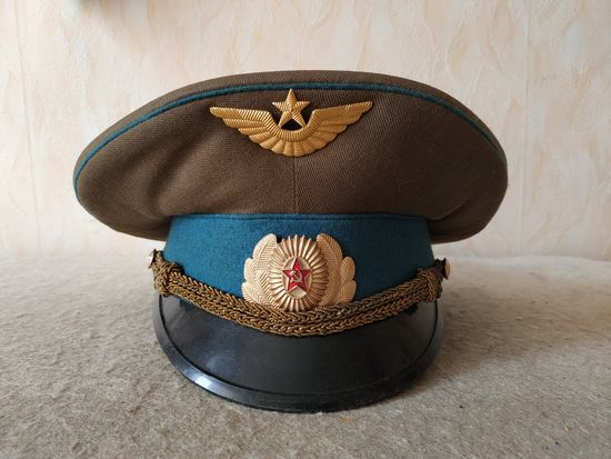 Фуражка офицерская к повседневной форме одежды военнослужащих ВВС и ВДВ. Размер - 54. СССР, 1989 год.