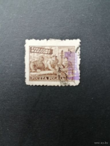 Польша 1950 Марка с надпечаткой "GROSZY" 1950 года Mi.556 "Работы по восстановлению Варшавы" (гашение без клея след наклейки) Mi.663 каталог 3.00 евро