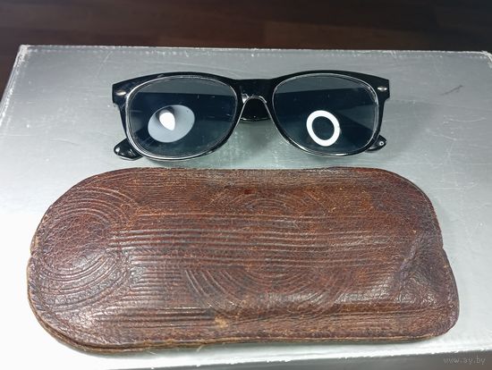 Очки в классическом стиле Wayfarer. Эта форма оправы является одной из самых популярных и узнаваемых в мире. Предсезонная распродажа Винтажных солнцезащитных очков с рубля !