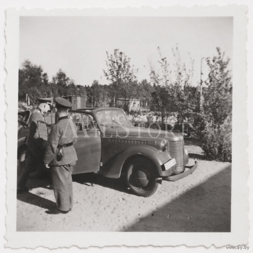 Офицер Вермахта садится в Opel Olympia Stabswagen 1938