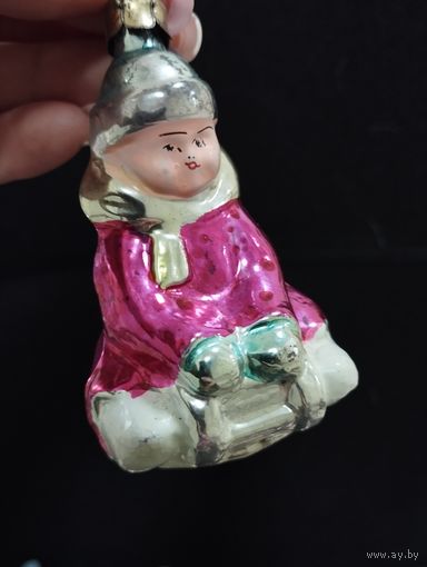 Игрушка ёлочная Мальчик на санях