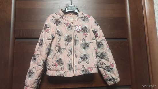 Куртка H&M на рост 98-110 см. На рост 110 укорочена, можно смело носить на 98-104, мы так и носили. Куртка б/у, не в идеале, но в общем отличная куртка, очень удобная. Длина 35 см, длина рукава 39 см,
