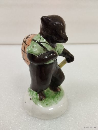 Статуэтка фарфоровая Медведь с посохом, Бронницы. СССР