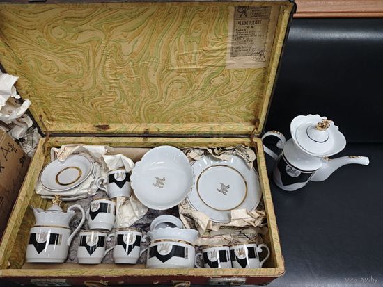 Сервиз кофейный СССР. Золотой пегас. Сумской фарфор з-д. Знак качества. Комплект. Вместе с чемоданом.