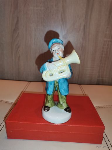 Фарфоровая статуэтка "Трубач", высота 14 см., клеймо, без сколов и трещин.