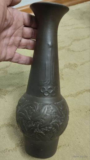 Ваза.олимпиада СССР внутри фиолетовое стекло