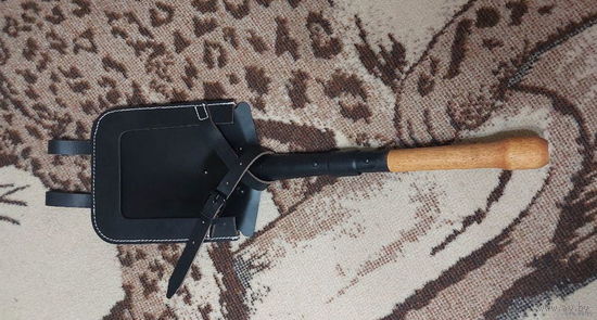 Сапёрная лопата с чехлом. Новая, Швейцария. Для реконструкторов и съёмках в кино. Можно просто использовать, укомплектовать авто или мото технику! Предложи свою цену или обмен!