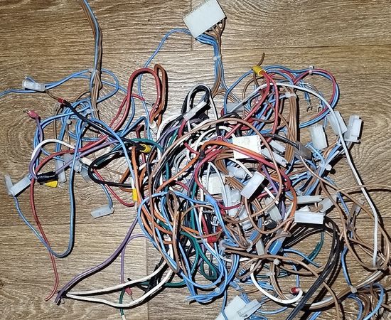 Провода с разъёмами.