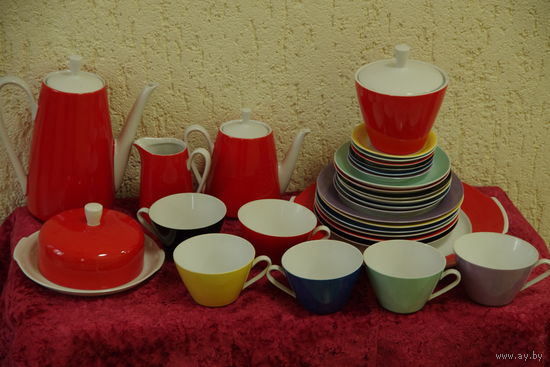 Сервиз из ГДР  чайно  кофейный    30 предметов  ( комплект )  все целое  ( объем чашки 200 мл )