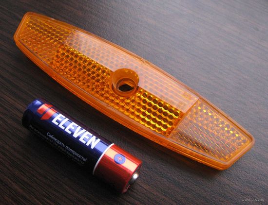 Катафот на колесо светоотражающий .