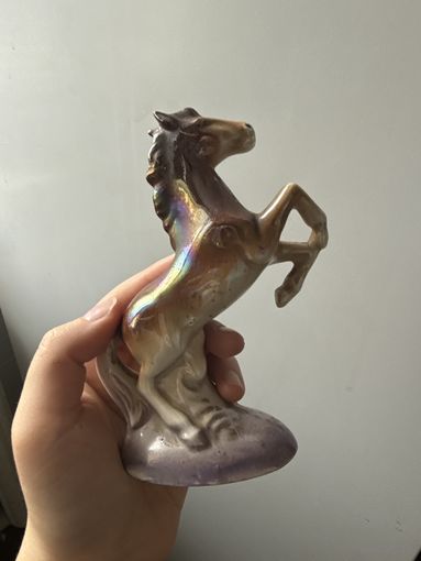 Конь фарфор