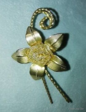 Винтажная золотистая брошь. 5,5 см. Германия.