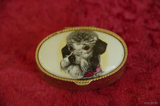 Шкатулка ( фарфоровая накладка )   3,5 см х5 см