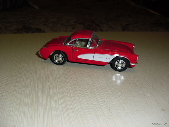 Модель 1957 Chevrolet Corvette . Масштаб 1/34 Открываются двери.(Кинсмарт)