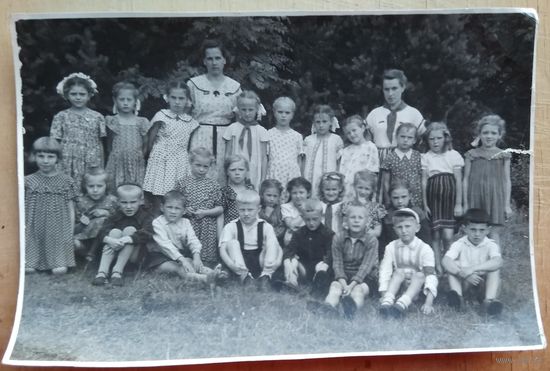 Фото детей в пионерском лагере. 1960-е. 11х17 см.
