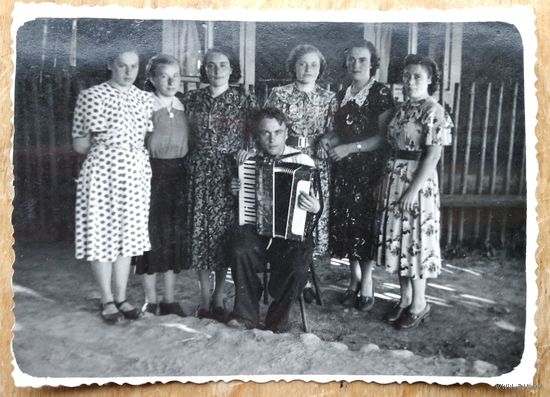Фото девушек с аккордеонистом. 8.5х11.5 см.