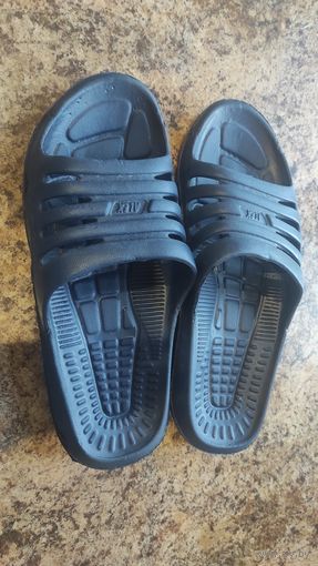 Шлепки мужские на 44 размер, новые. По стельке примерно 28,5 см. Удобные.