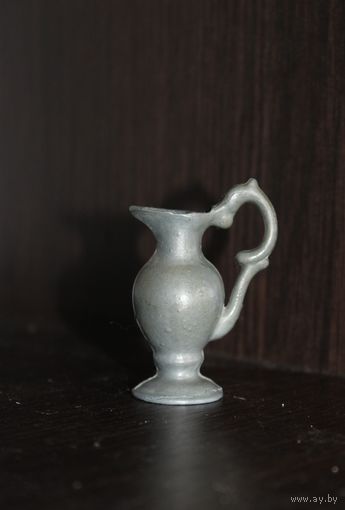 Металлический, декоративный, миниатюрный кувшин.