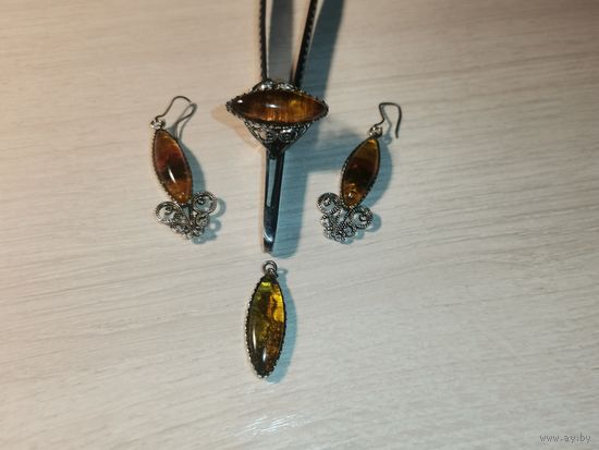 Металлический комплект с вставками под янтарь.