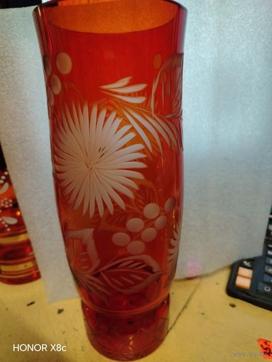 Ваза красная