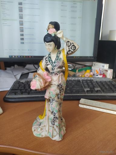 Статуэтка японка с прядью в корзине.