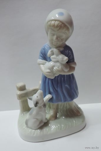 Статуэтка фарфоровая "Девочка с зайцем и собачкой" 80-е годы Европа. Высота 15 см.