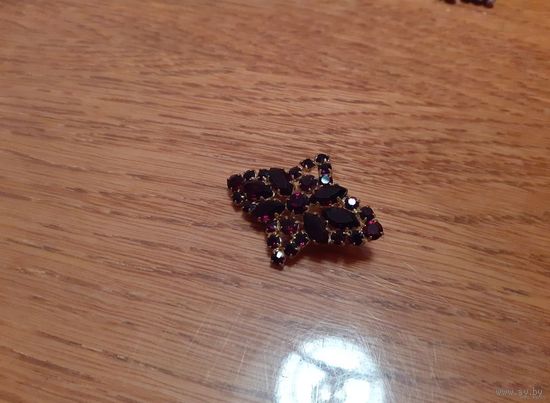 Брошь темная вишня