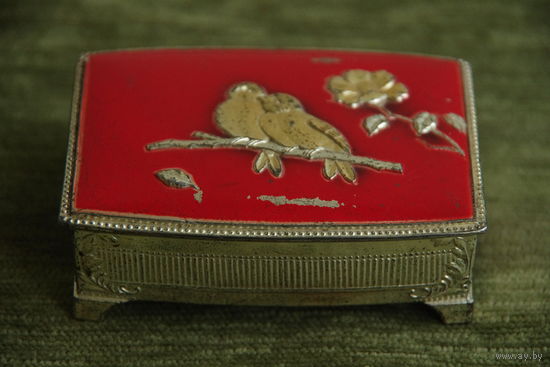 Шкатулка , металл ( 6см х 8,5 см , высота 3 см )