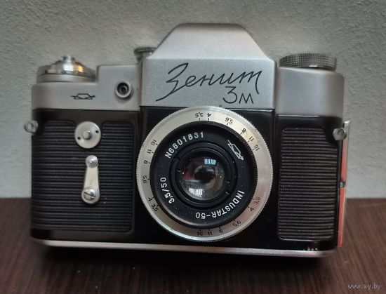 Советский зеркальный фотоаппарат Зенит-ЗМ с объективом Индустриал-50 , 3.5\50 мм , в оригинальном кожаном чехле