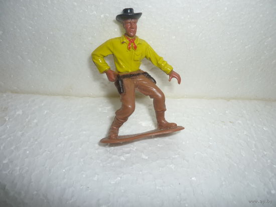 Фигурка КОВБОЙ достающий КОЛЬТ. ГДР