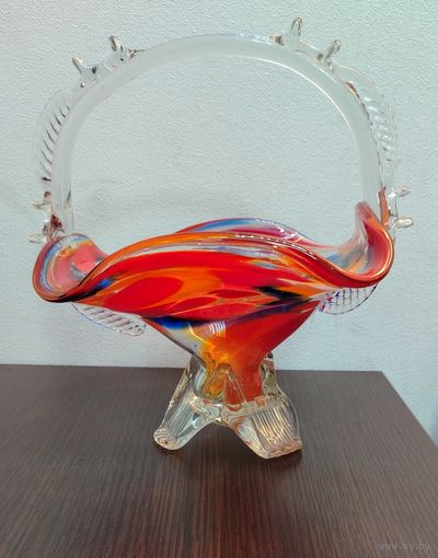 Винтажная конфетница выполненная в технике гутного (художественного стекла ) .