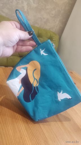 Косметичка термо от Ив Роше. Новая. Размер 22 на 17 см, высота 17 см. Очень классная.