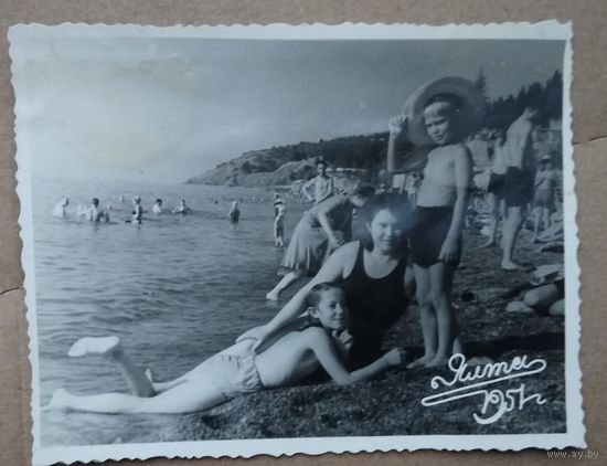 Фото на пляже в Ялте. 1951 г. 8.5х11 см.