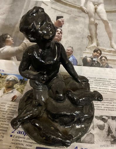 Мальчик кормит голубей, СУЗА, 12 см