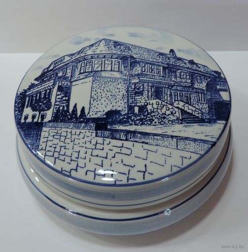 Шкатулка фарфоровая 70-е годы Голландия. Высота 6 см. Диаметр 13.5 см.