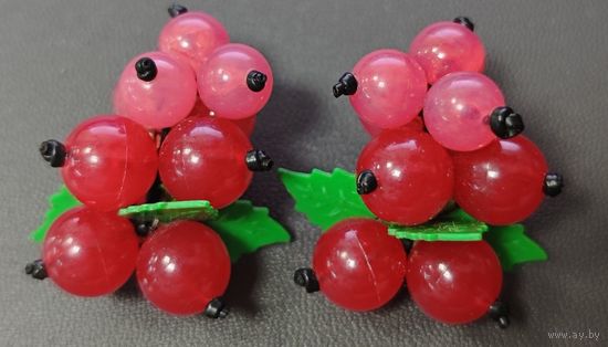 Серьги на клипсах времен СССР. Красная смородина, очень приятные.